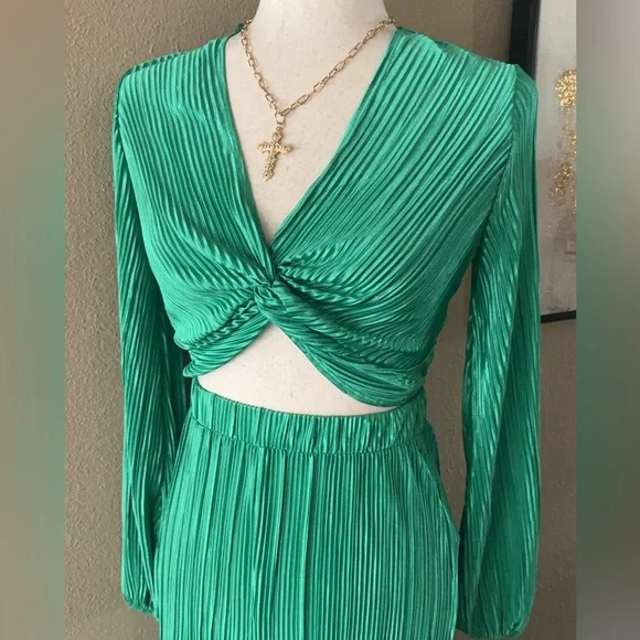 Green crop top plisse set with pants - Picture 5 of 11